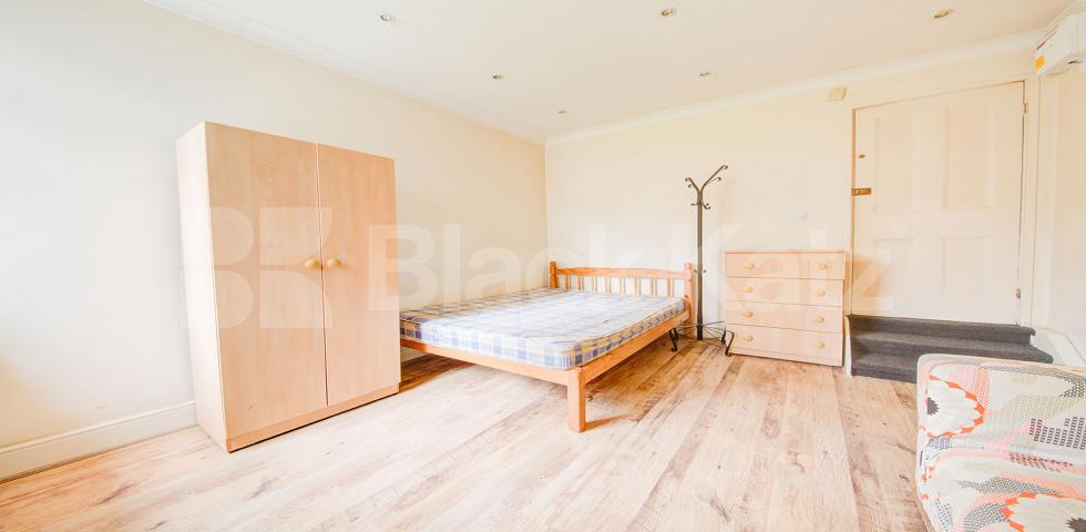 			Fantastic Studio Flat In Crouch End , Studio Apartment, 1 bath, 1 reception Studio			 Coleridge Road, Crouch End